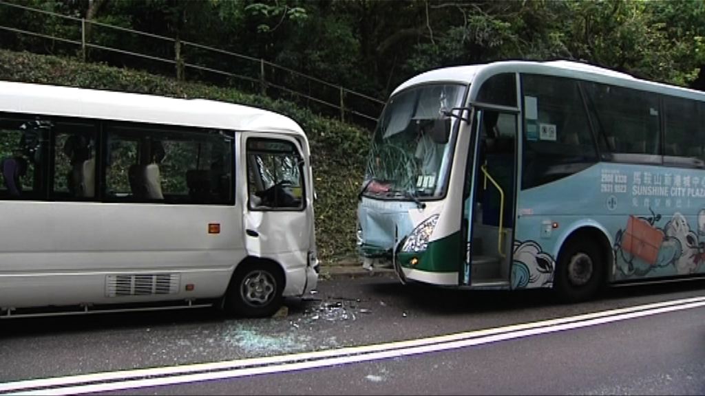 西貢兩旅遊巴相撞　九人受傷送院