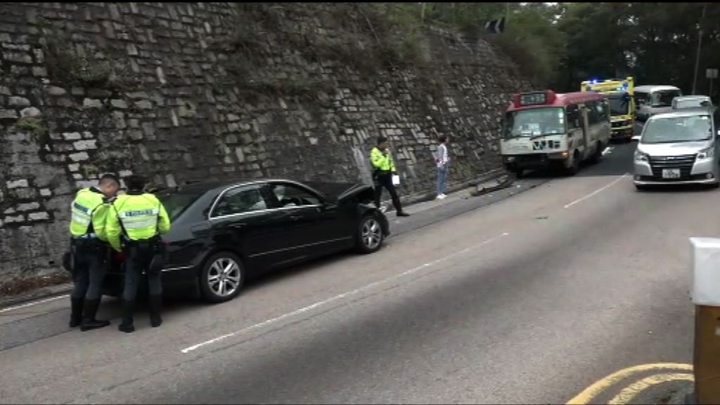 西貢私家車與小巴相撞八人傷