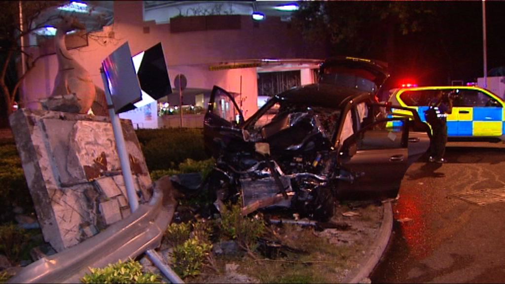 深井私家車撞迴旋處三人受傷