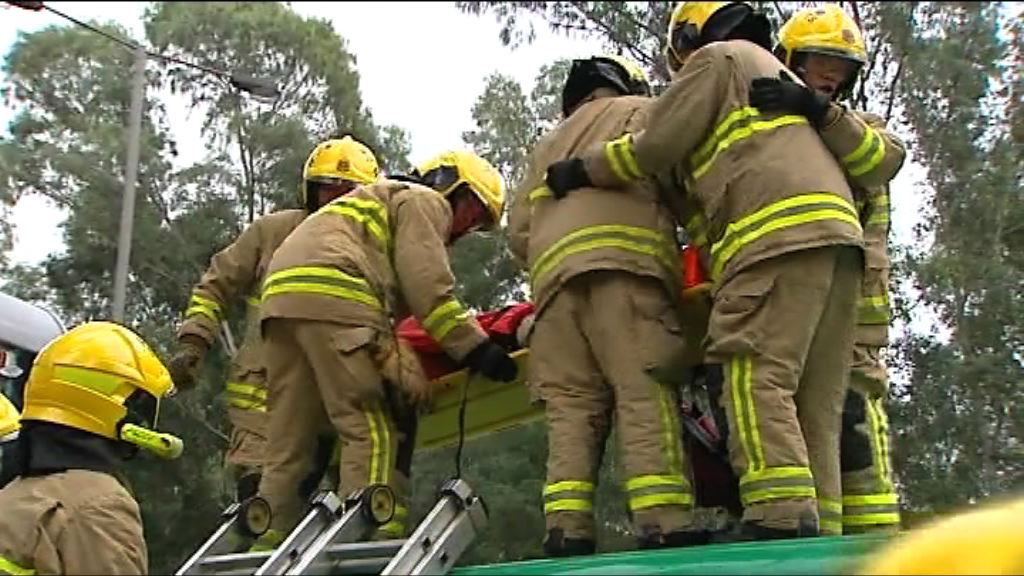 新田公路三車相撞40多人傷