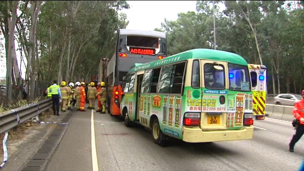 新田公路三車相撞　巴士及小巴車頭損毀