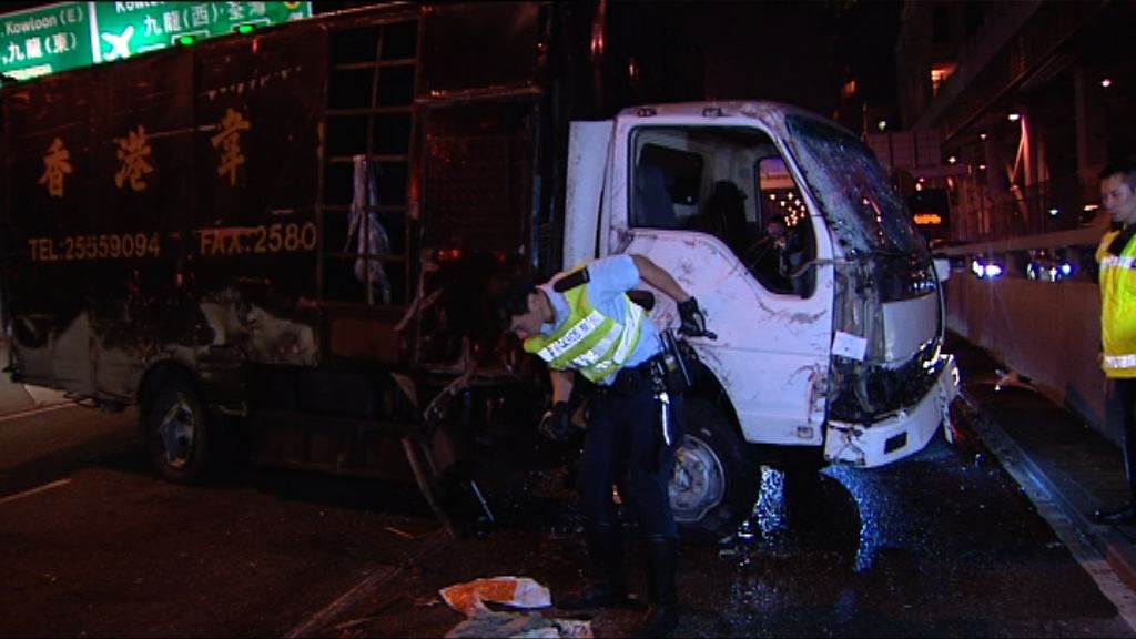 大埔公路貨車撞壆翻側司機傷