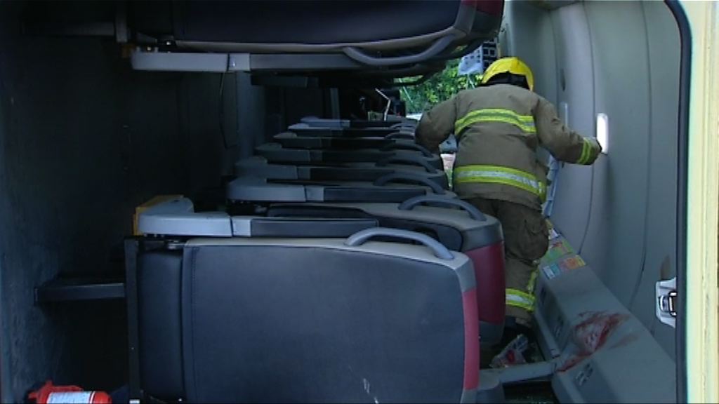 沙田小巴與客貨車相撞　至少十三人傷