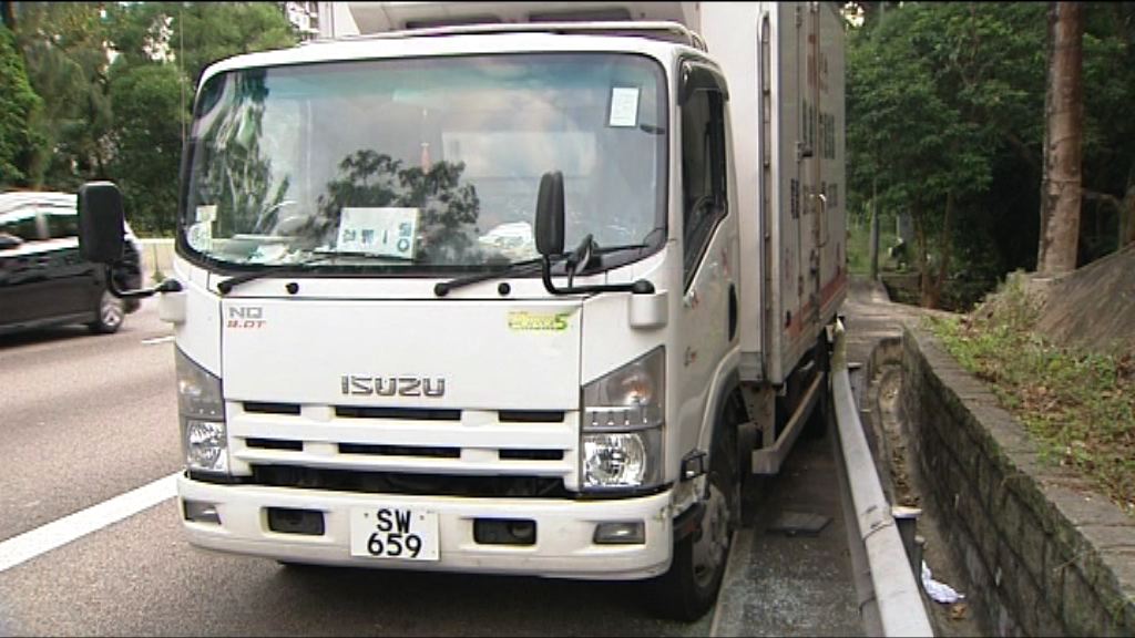 沙田有貨車失控撞欄　司機疑駕駛時病發暈倒