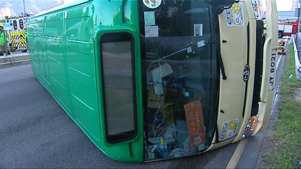 沙田小巴與客貨車相撞　乘客稱小巴車速不快