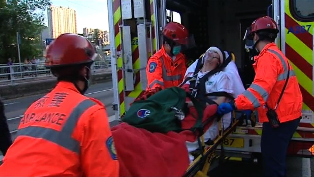 沙田小巴與客貨車相撞　有學生頭部受傷送院