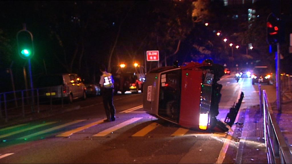 黃大仙的士撞欄翻側司機輕傷