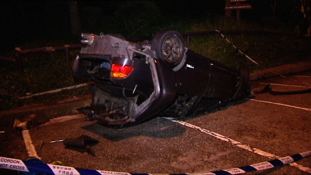 西貢私家車翻轉着火無人傷