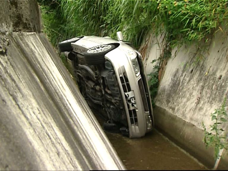 西貢私家車墮引水道3人傷
