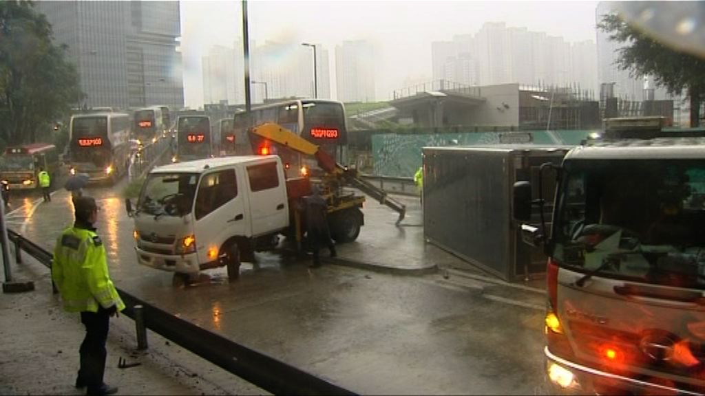 新蒲崗太子道東貨車翻側無人傷