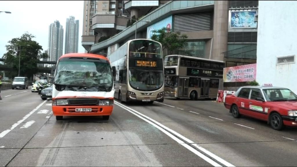 新蒲崗學童小巴貨車相撞兩傷