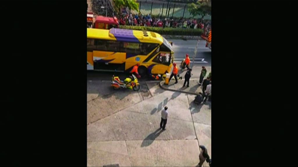 上水一老婦被撞捲入旅巴車底受傷