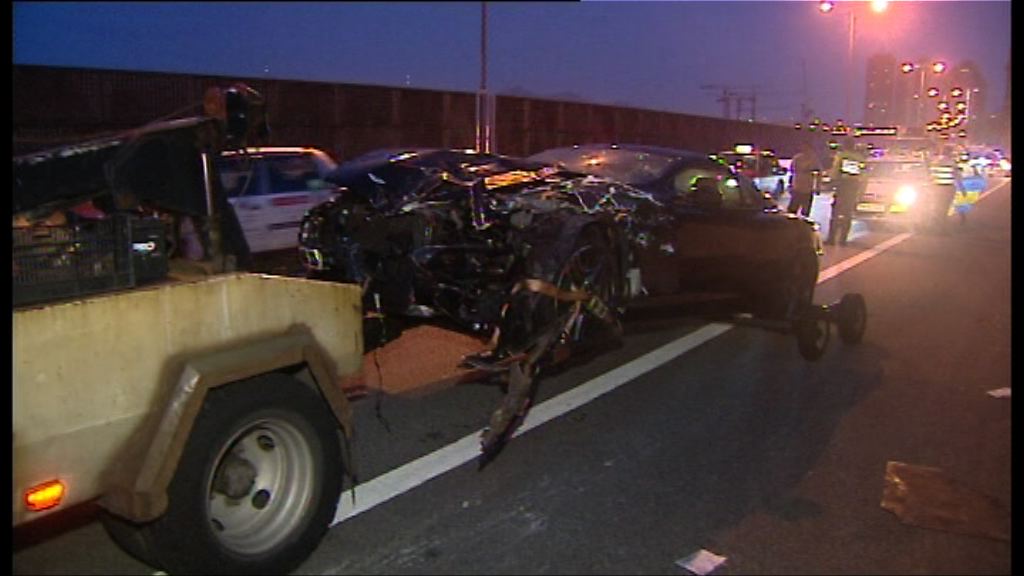 西九快速的士與跑車相撞一傷