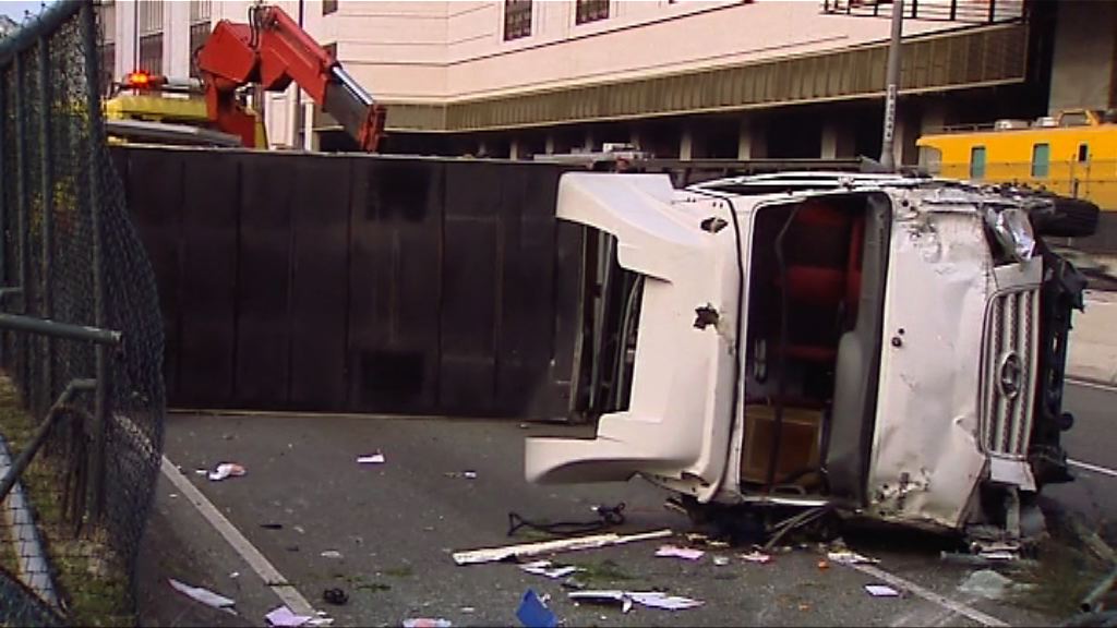 沙田大埔公路貨車翻側司機輕傷