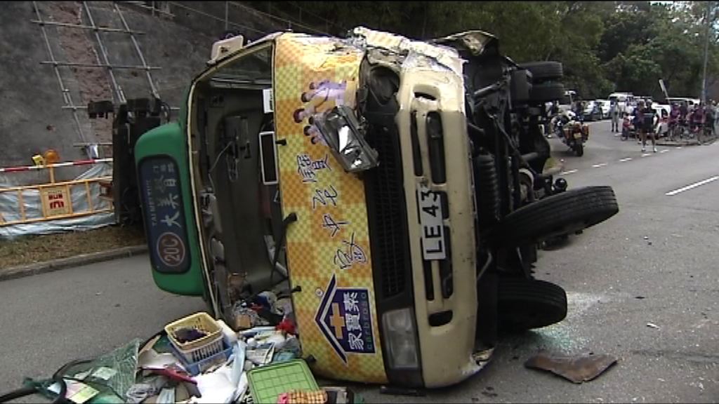 新娘潭路小巴翻側司機受傷