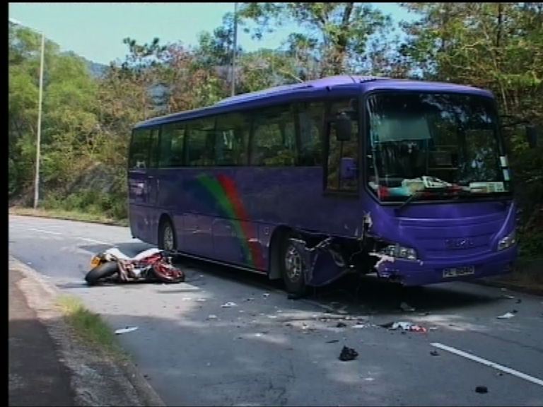 新娘潭路電單車撞旅巴一死兩傷