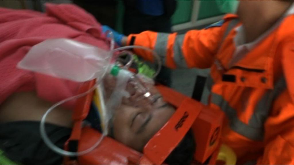 大潭道電單車與的士相撞兩人傷