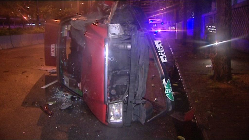 長沙灣的士撼樹翻側司機輕傷