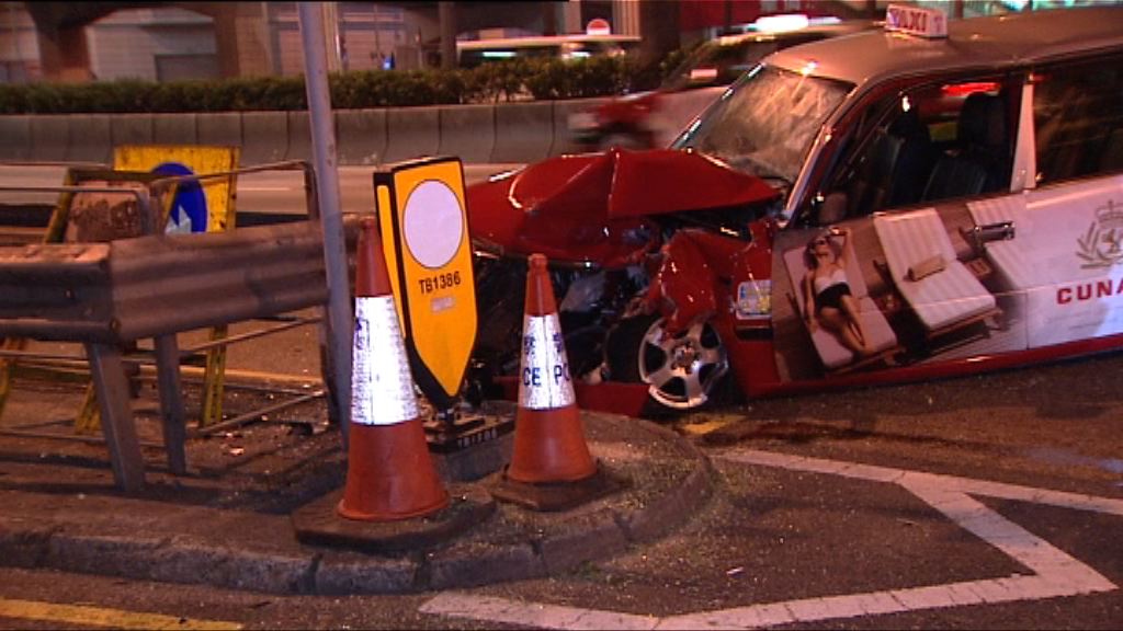 灣仔的士失控撞欄司機輕傷