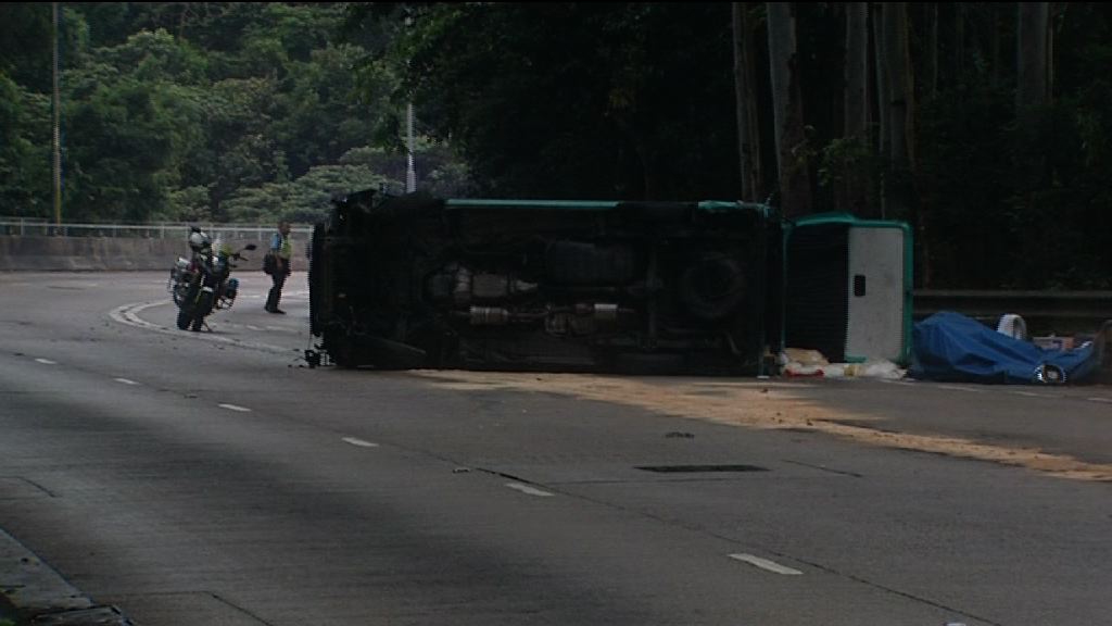 將軍澳客貨車翻側司機受傷