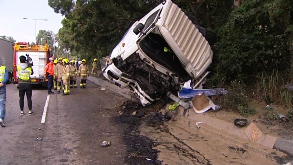 貨車環保大道翻側司機受傷