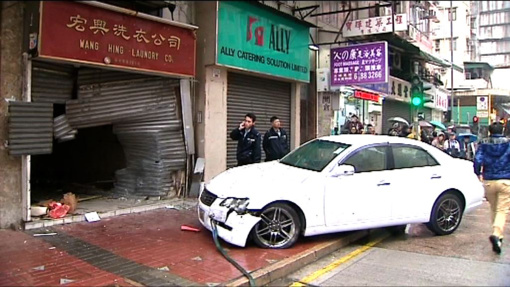 私家車失控剷上行人路無人傷