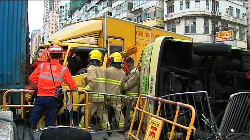 土瓜灣小巴與貨車相撞三人傷