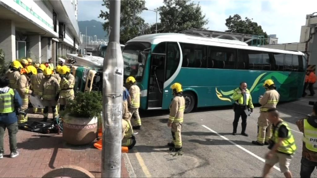 土瓜灣旅遊巴疑撞翻貨車　司機協助調查