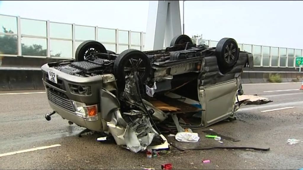 元朗公路有客貨車失事翻側一死兩傷