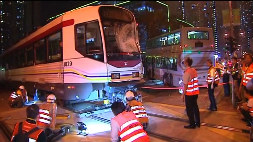巴士輕鐵天水圍相撞廿二傷　未有人被捕