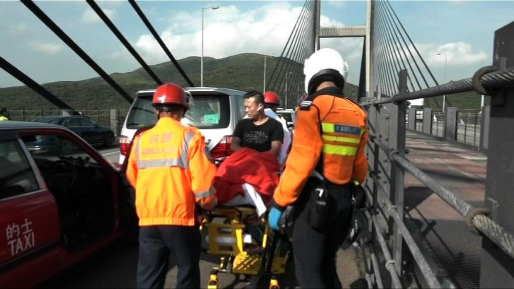 青馬大橋12車相撞三人傷