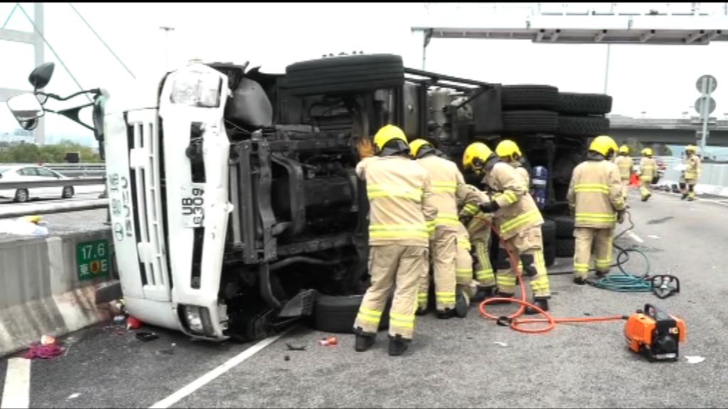 青馬大橋垃圾車翻側一死一傷 