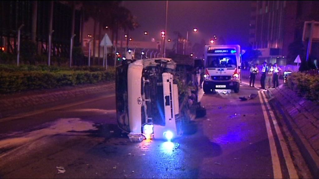 尖沙咀客貨車撞壆翻側司機傷