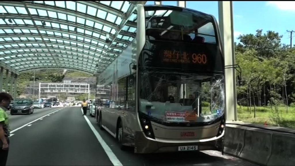 屯門公路三車相撞十人受傷