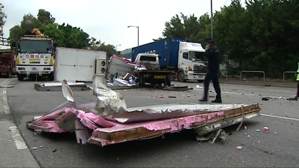 天水圍兩車相撞一司機重傷送院