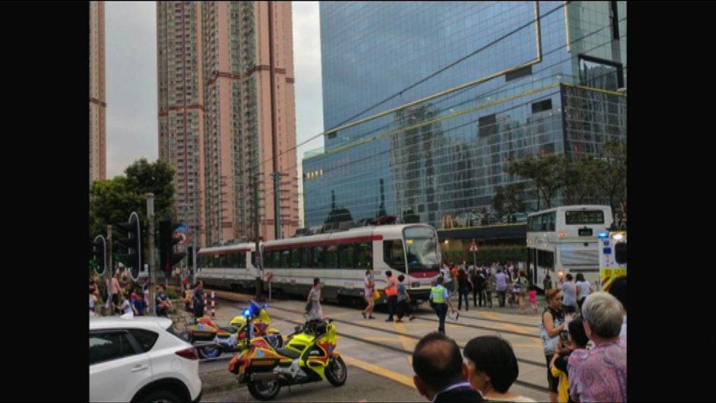 輕鐵與巴士天水圍相撞十九人傷