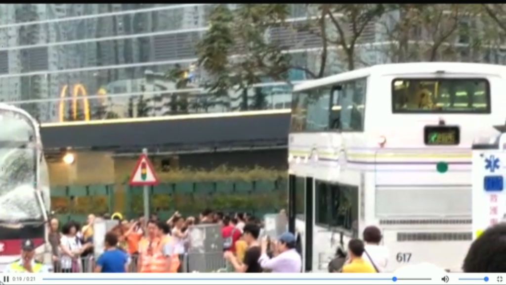 輕鐵與巴士天水圍相撞至少22傷