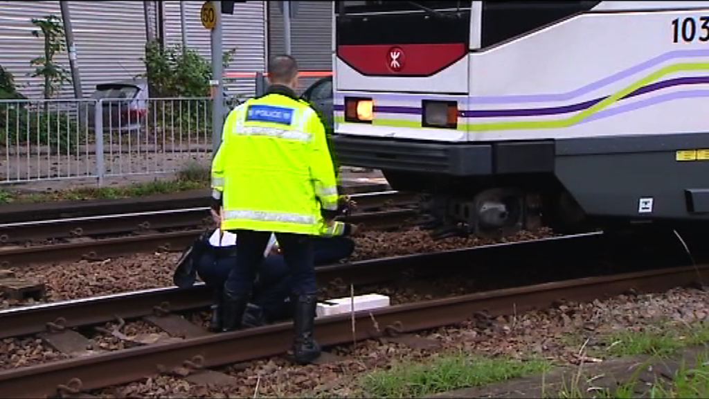 屯門藍地輕鐵撞倒男女途人