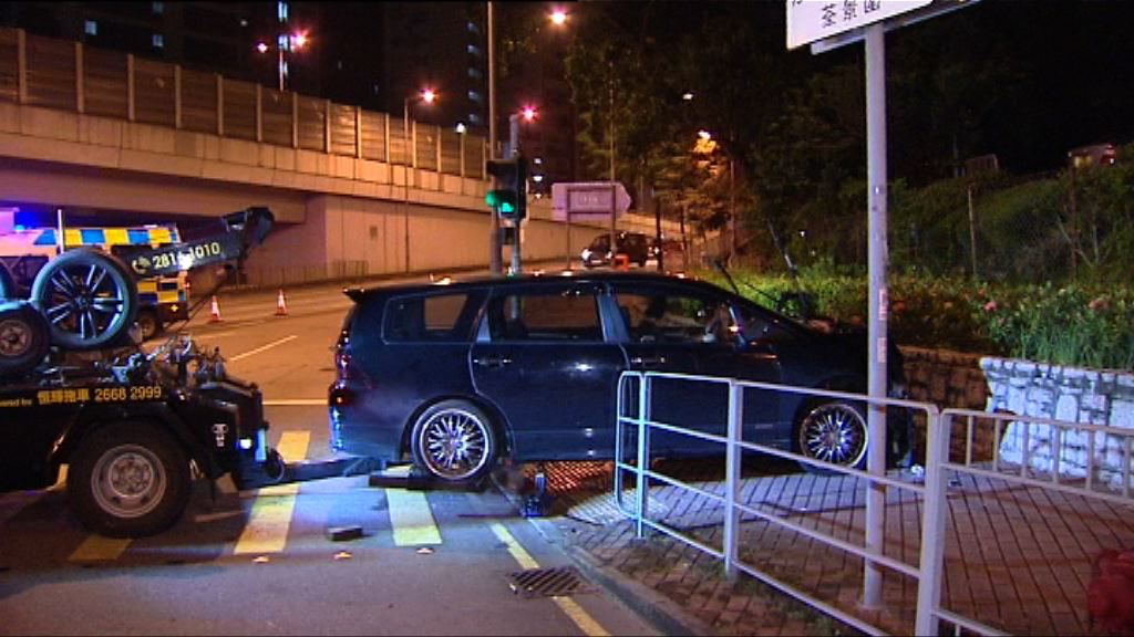 荃灣私家車撞壆兩傷司機涉醉駕