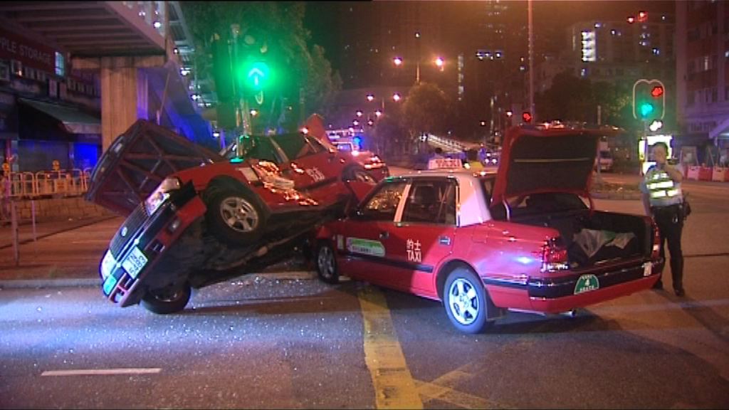 荃灣兩的士相撞一人輕傷