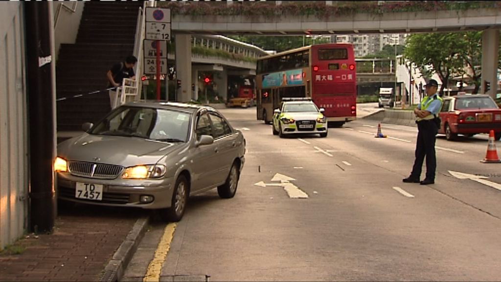 荃灣私家車衝路障與警車相撞