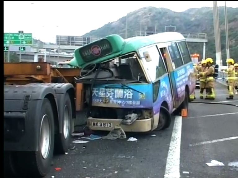 汀九橋小巴與貨櫃車相撞九人傷