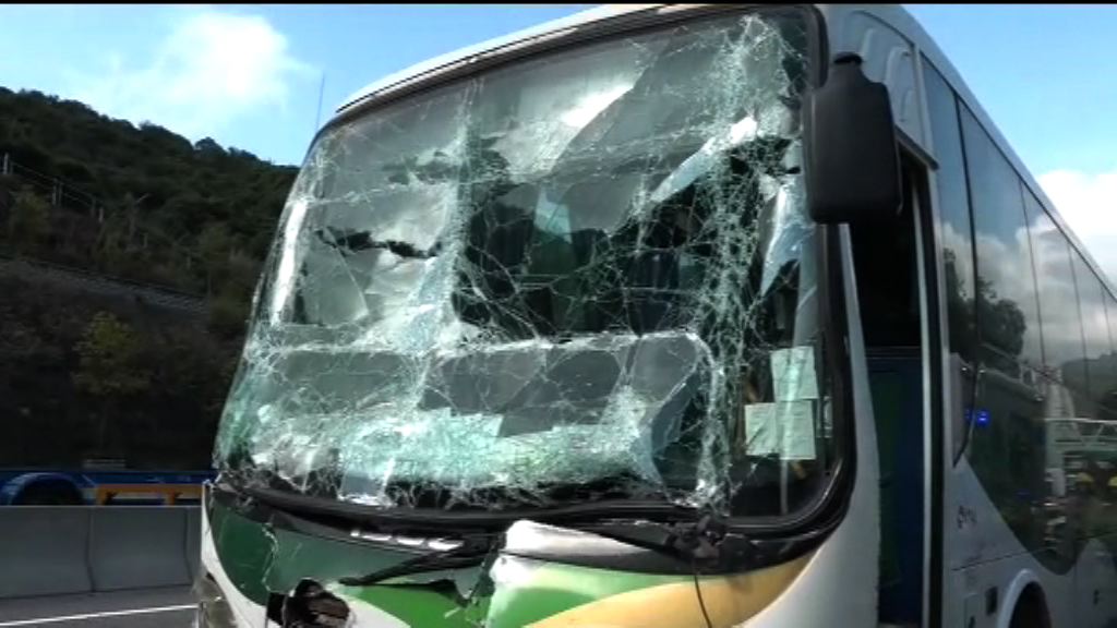 屯門公路六車相撞16人傷