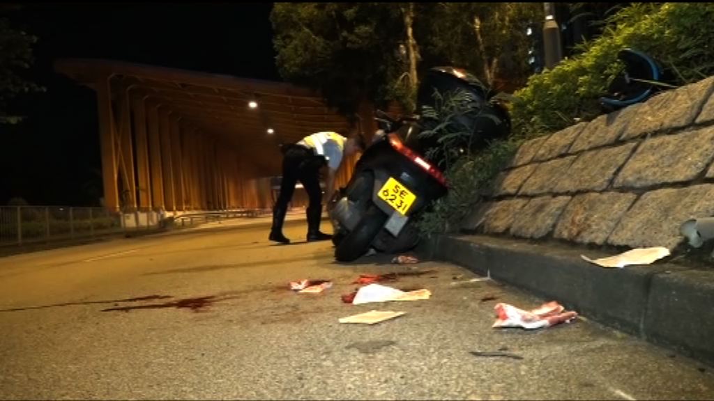 荃灣電單車撞過路途人兩傷