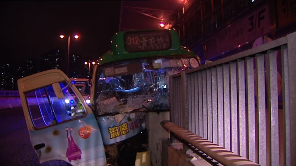 青衣小巴失控撞壆六男女輕傷