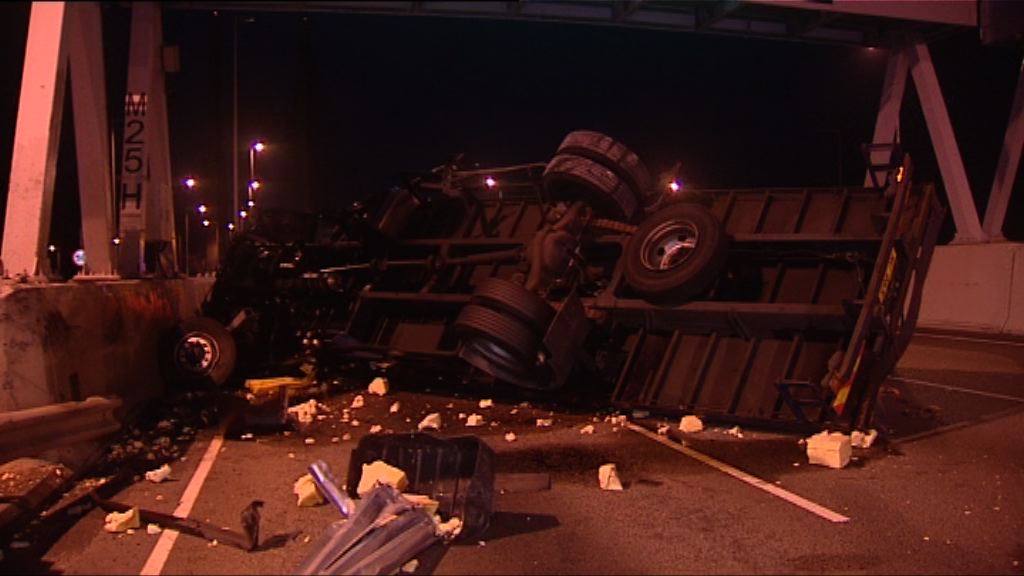 青馬大橋貨車翻側司機受傷