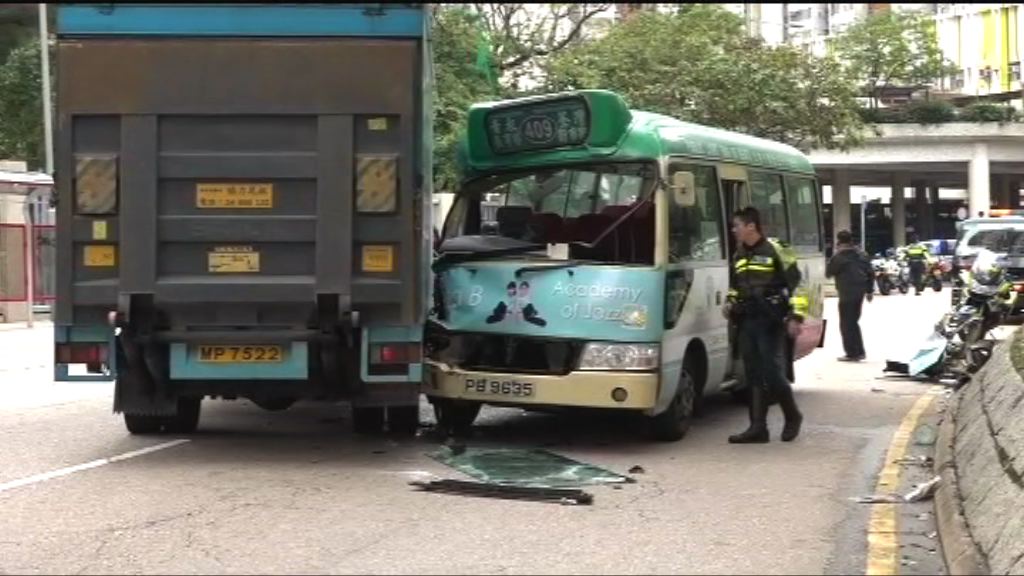 青衣小巴與貨車相撞七人傷