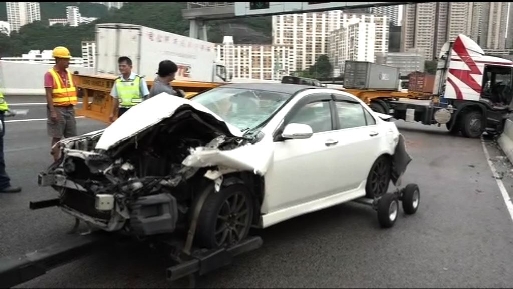 青葵公路私家車與貨櫃車相撞兩傷
