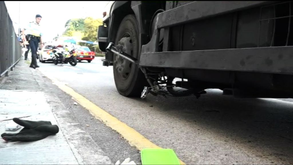 青衣踩單車男子遭貨車撞斃