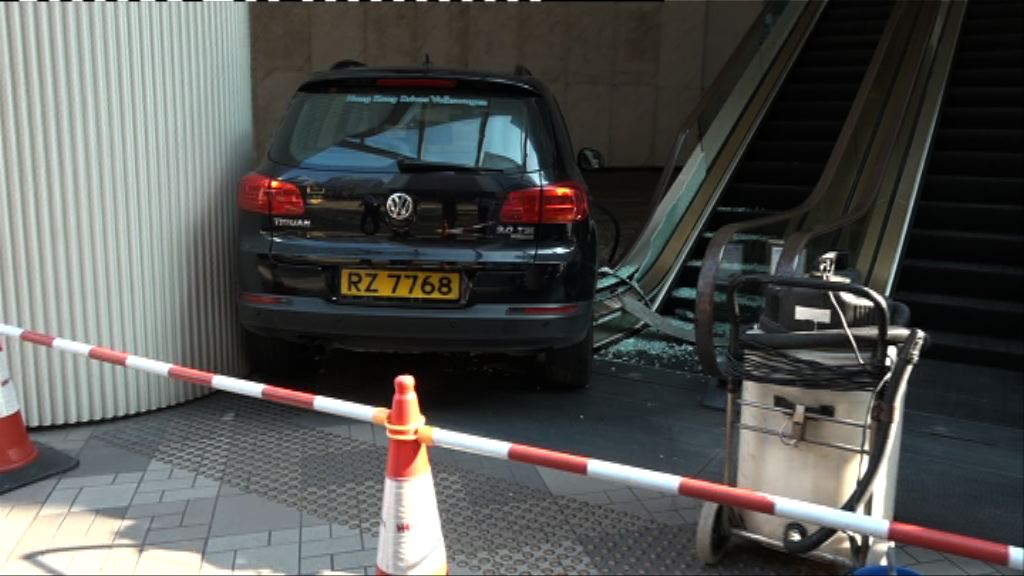 灣仔私家車失控剷行人路一人傷